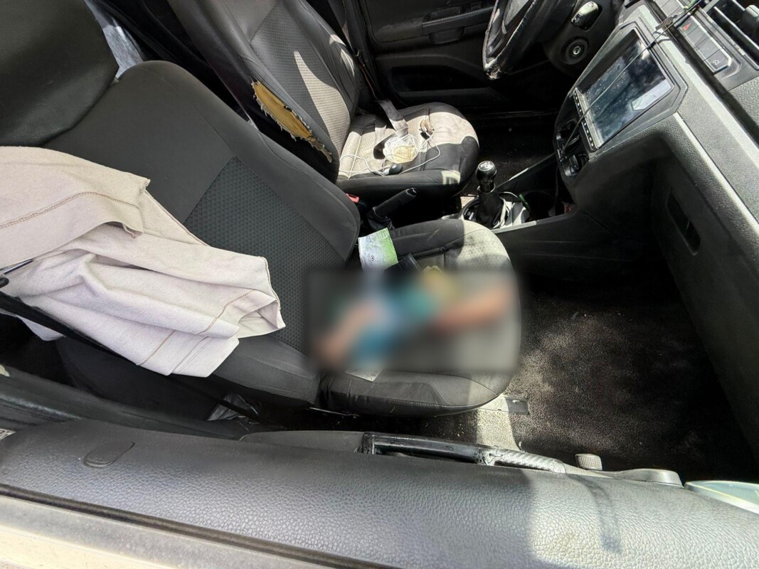 Sorprenden a degenerado a bordo de un auto cerca del Hospital General de Cancún; en el asiento delantero le hallaron juguetes para autocomplacerse.