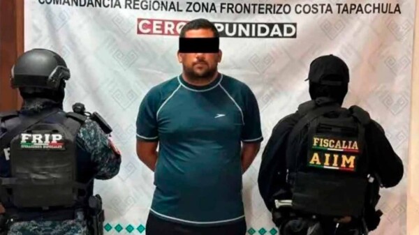 Detienen a maestro por acoso sexual, alumna lo denunció en plena graduación