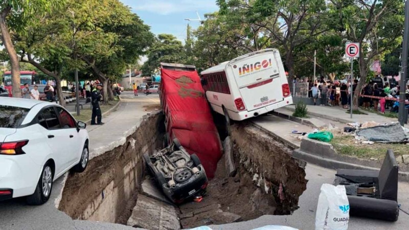 Mega socavón colapsa vialidad en Guadalajara y "absorbe" a vehículos