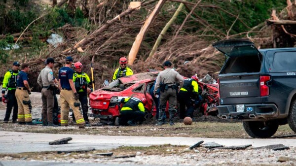 Ya son cien las víctimas mortales de las inundaciones en Texas