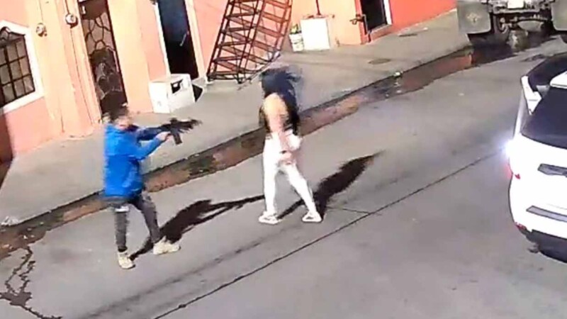 Hombre fusila a mujer con un arma larga en calle de Guadalajara