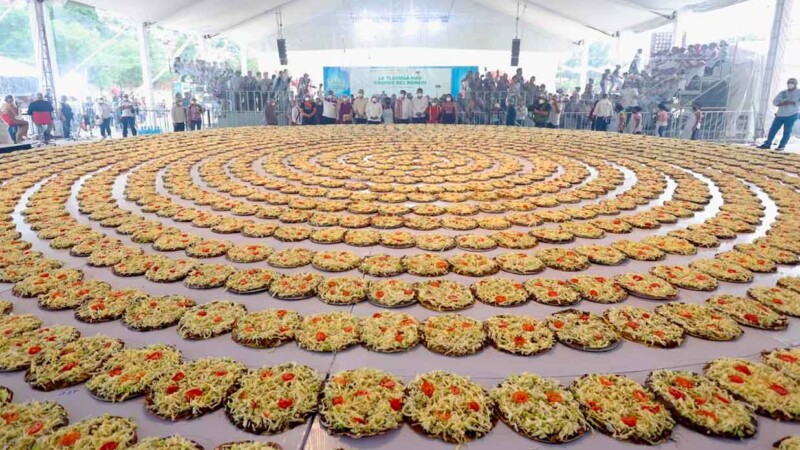 Imponen en Oaxaca el récord Guinness a la Tlayuda más Grande del Mundo