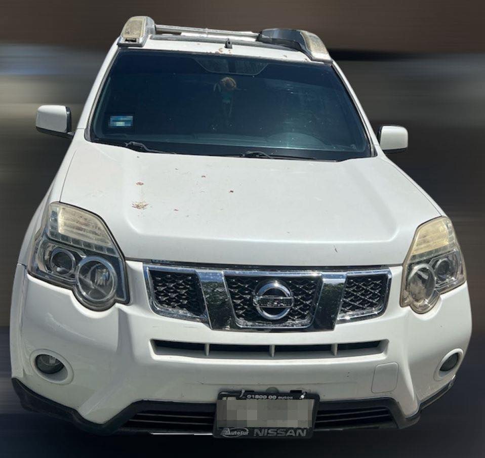 Detienen a tres mujeres con drogas y arma en Las Quintas III en Cancún; Tamara Paola "N", Kendra Maureen "N" y Tiffany Mariana "N" utilizaban esta camioneta.