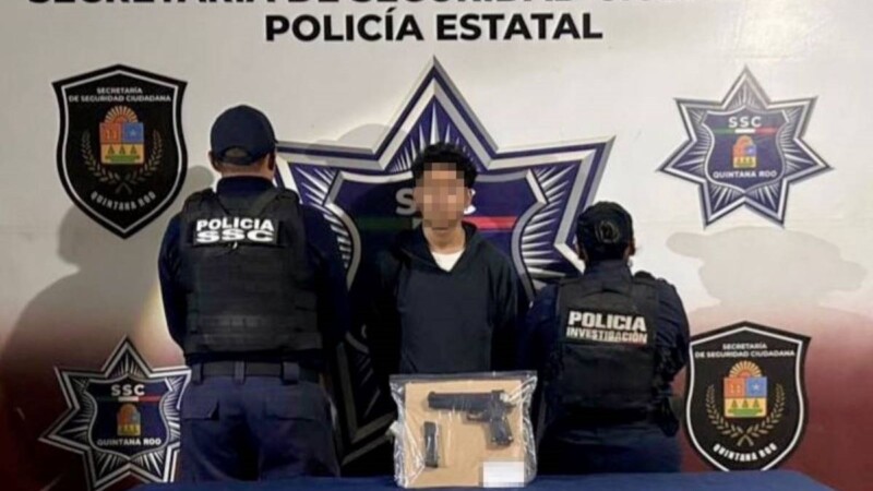 Detienen a menor por amagar a policías de Cancún con una pistola de juguete