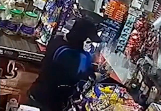 Mérida: Cae asaltante ‘calavera’ tras violento robo en Caucel; su fechoría quedó registrada por una cámara de seguridad del negocio.