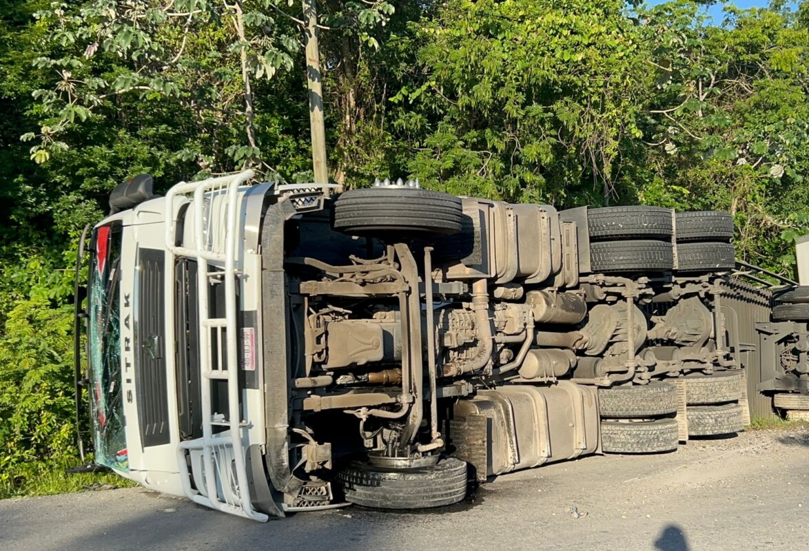 Aparatosa volcadura de un tráiler en la carretera Playa del Carmen-El Tintal; el percance dejó lesionado al chofer de la unidad que transportaba productos lácteos.