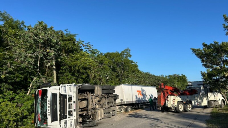 Aparatosa volcadura de un tráiler en la carretera Playa del Carmen-El Tintal
