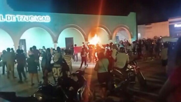 Enardecidos habitantes incendian el Palacio Municipal de Tzucacab, Yucatán