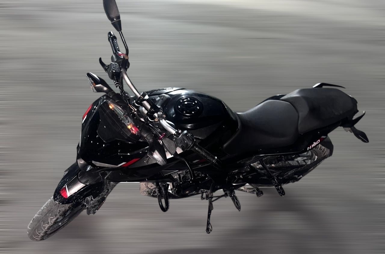 Detenidos en Rancho Viejo con moto robada y réplica de arma de fuego; la motocicleta Pulsar N160 cuenta con reporte del 13 de agosto.