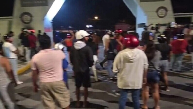 Turba ataca Guarnición Militar por presunto abuso a una niña en Cozumel