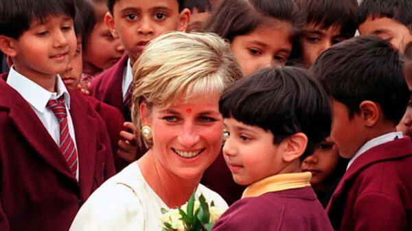 Abren cápsula del tiempo colocada por la princesa Diana en hospital de Londres