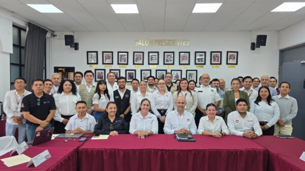 GOBIERNO DE BJ RECIBE TABLERO DE SEGUIMIENTO DE ESTRATEGIAS ANTICORRUPCIÓN MUNICIPAL Cancún, Q. R., a 28 de agosto de 2025.- Al ser eje central el combate a la corrupción en la administración encabezada por la Presidenta Municipal, Ana Paty Peralta, el Ayuntamiento de Benito Juárez, a través de la Contraloría Municipal, recibió el “Tablero de Seguimiento de Estrategias Anticorrupción Municipal”, de la Secretaría Ejecutiva del Sistema Anticorrupción del Estado de Quintana Roo (SESAEQROO), con el fin de que se incorporen proyectos y acciones orientados a reforzar los mecanismos de control interno. El contralor municipal, Hilario Gutiérrez Valasis, subrayó que esta herramienta tecnológica desarrollada por la instancia estatal, es un instrumento vanguardista y único en el estado y el país, que facilitará el seguimiento estandarizado y verificable del grado de avance respecto de la implementación de las estrategias, indicadores, líneas de acción y metas en las diferentes dependencias municipales, promoviendo proactivamente la rendición de cuentas, la eficiencia institucional y la alineación con la política estatal y nacional anticorrupción. Subrayó que la entrega del tablero representa un paso firme hacia la consolidación de un gobierno en donde se busca incrementar los niveles de transparencia, eficiencia, honradez y rendición de cuentas. También destacó que se tendrá este mecanismo innovador para monitorear y dar puntual seguimiento en tiempo real al avance en las líneas de acción y compromisos en materia anticorrupción, ya que la lucha contra la impunidad no se gana con discursos, sino con hechos, instrumentos eficaces y con la participación efectiva de la sociedad. Recordó que la Estrategia Anticorrupción Municipal (EAM) es el resultado de un esfuerzo coordinado entre la Secretaría Anticorrupción y Buen Gobierno (SABGOB), la Secretaría Ejecutiva del Sistema Anticorrupción del Estado de Quintana Roo (SESAEQROO) y el municipio de Benito Juárez como resultado de la Declaratoria de Municipios Anticorrupción, convocada en marzo de 2023 por la Gobernadora Mara Lezama, como punto de encuentro y suma de voluntades de todos los municipios. Por su parte, la secretaria técnica de la SESAEQROO, Alma Arrollo Angulo, reconoció el esfuerzo, trabajo y coordinación con la Contraloría Municipal, para establecer un modelo de seguimiento aplicable a todos los municipios, el cual también constituye un ejemplo a nivel nacional.