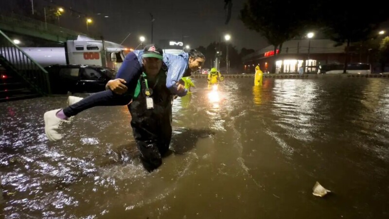Cae diluvio en CDMX; inunda el Zócalo y AICM