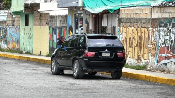 Localizan camioneta de lujo con probable cuerpo sin vida al interior