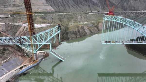 Puente ferroviario colapsa en China; hay 12 muertos