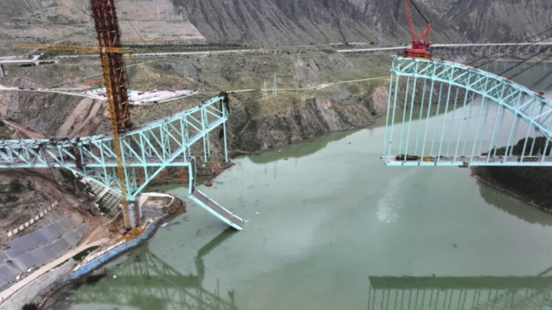 Puente ferroviario colapsa en China; hay 12 muertos