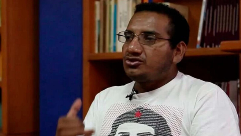 Renuncia Vidulfo Rosales como abogado de los 43 de Ayotzinapa