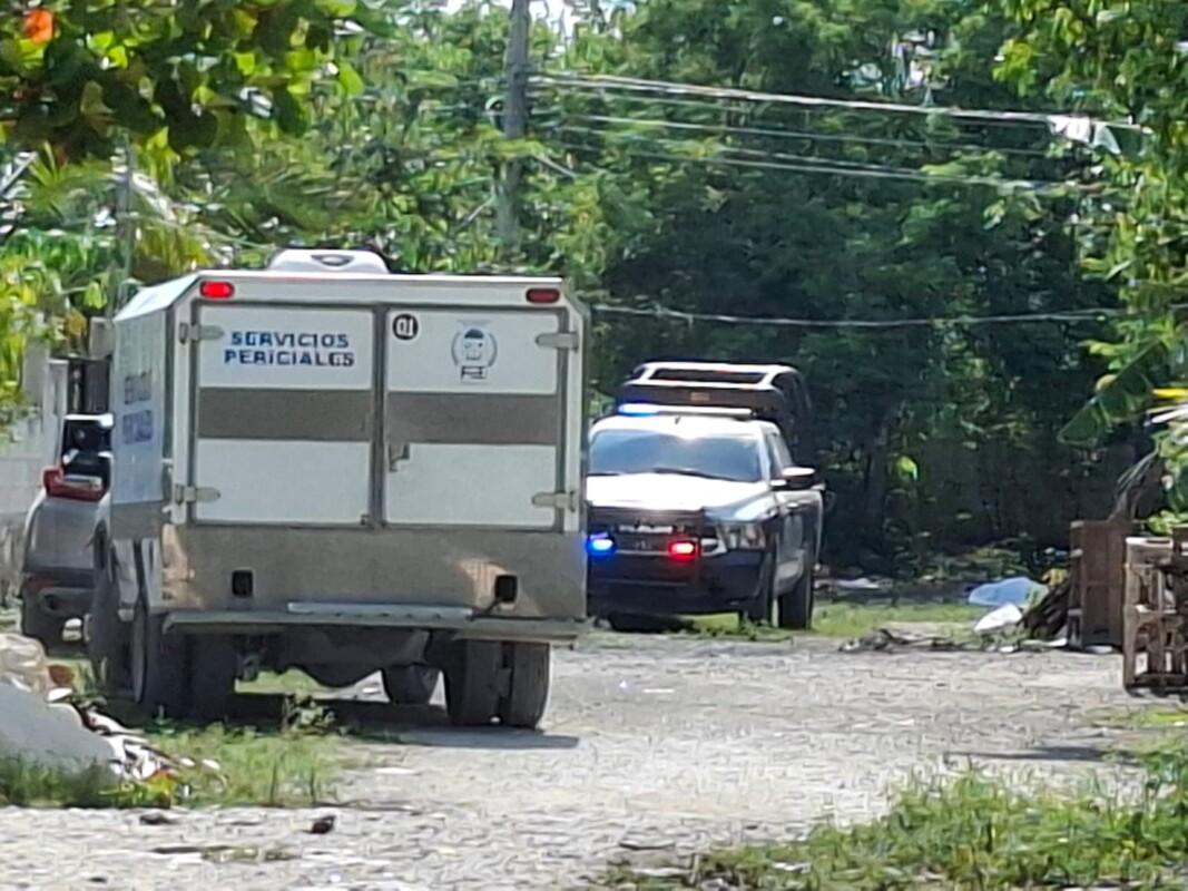 Abandonan cuerpo embolsado en la colonia Valle Verde en Cancún; se trata de un hombre con signos de violencia.