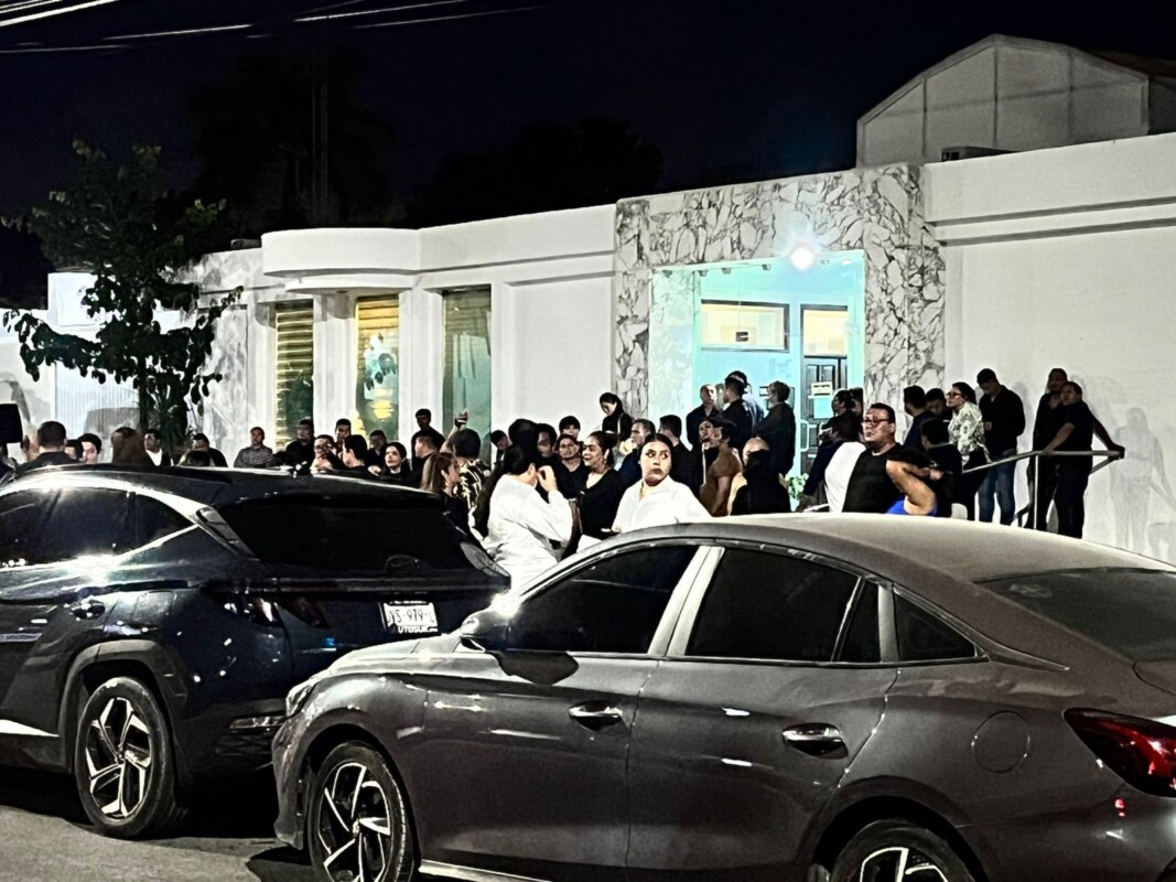 Velan los restos de Mario Machuca, líder de la CROC asesinado en Cancún; familiares, amigos y colegas se dieron cita durante esta madrugada en una funeraria.