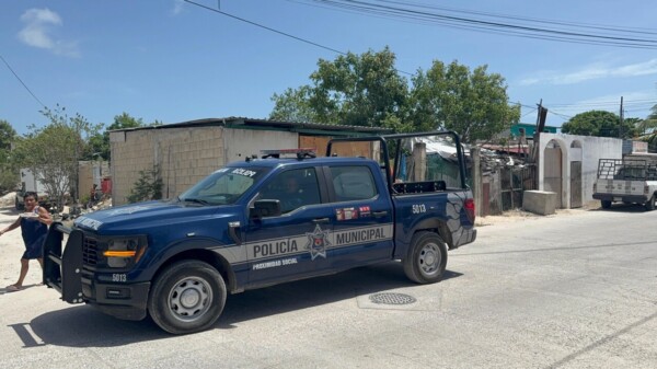 Detienen vecinos a par de ladores en colonia de invasión en Cancún
