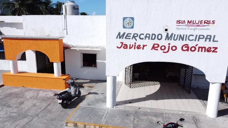 Gobierno de Isla Mujeres realiza trabajos de limpieza y mantenimiento en el mercado municipal ‘Javier Rojo Gómez’
