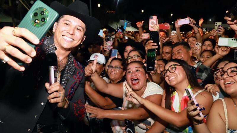 Isla Mujeres celebró con gran éxito el 175 Aniversario de su Fundación con Edwin Luna y La Trakalosa de Monterrey