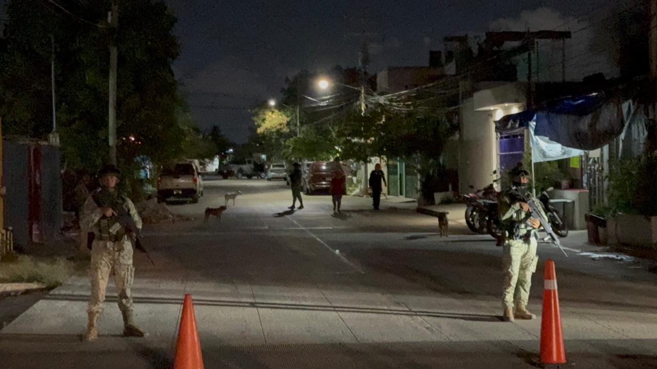 Realizan operativo antinarcomenudeo en la Región 234 de Cancún; las autoridades intervinieron un domicilio señalado como punto de venta de drogas.