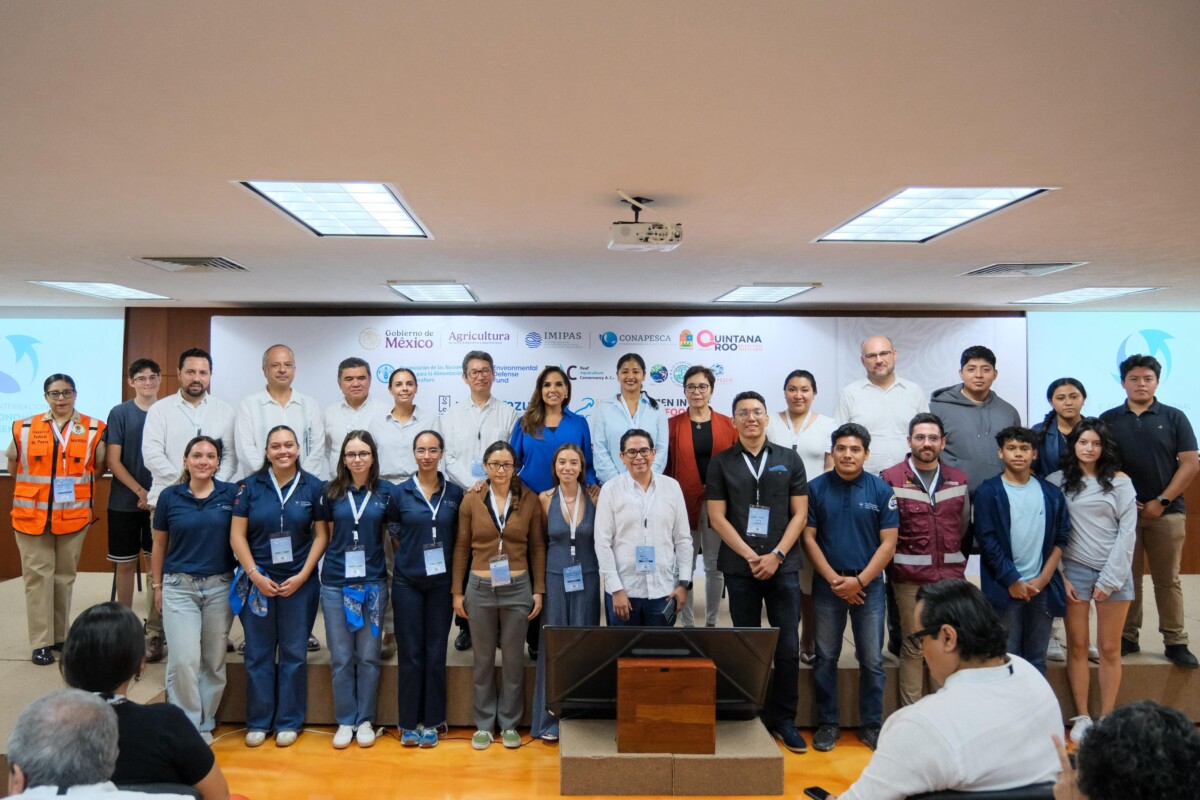 La gobernadora de Quintana Roo, junto con el director del IMIPAS, Víctor Manuel Vidal Martínez, inaugura el Tercer Foro Internacional de Economía y Crecimiento Azul.