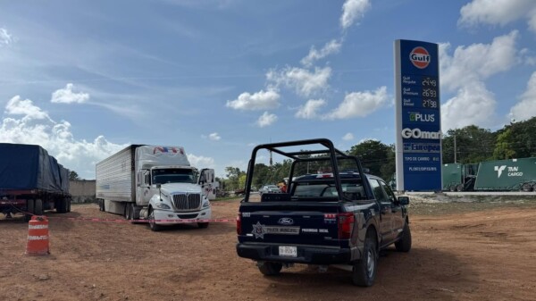 Hallan a trailero muerto en el camarote de su unidad en Cancún (VIDEO)