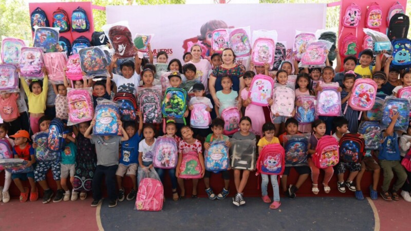 Gobierno de Isla Mujeres continúa con la entrega de 5 mil mochilas escolares del Programa Transformando la Educación: Mi Mochila