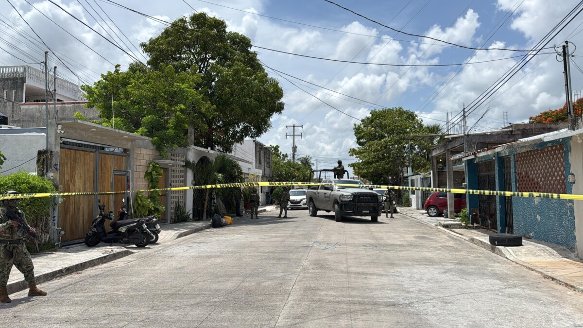 Catean vivienda en la Región 100 de Cancún derivado de un homicidio (VIDEO); el operativo se llevó a cabo en la calle 24 con 123.