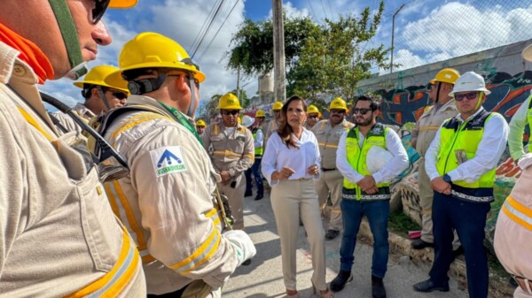 Supervisa Mara Lezama trabajos de restauración de energía eléctrica de la CFE en la Av. Huayacán, Kabah y Las Torres