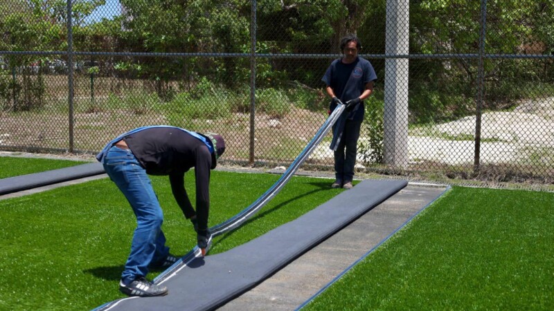 Transforma Ana Paty Peralta las canchas de pasto sintético en la Supermanzana 21