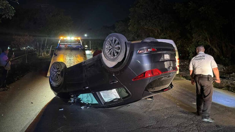 Conductor presuntamente alcoholizado vuelca sobre avenida en Cancún