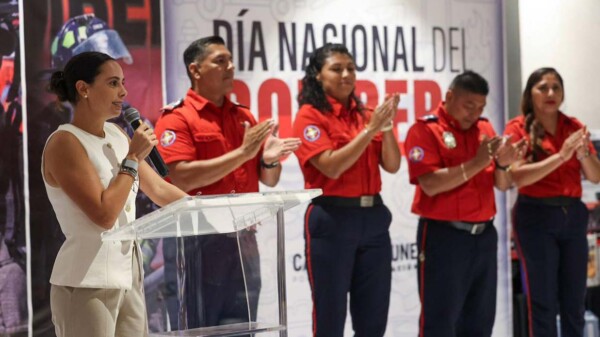 Los bomberos son héroes que trabajan todos los días por Cancún: Ana Paty Peralta