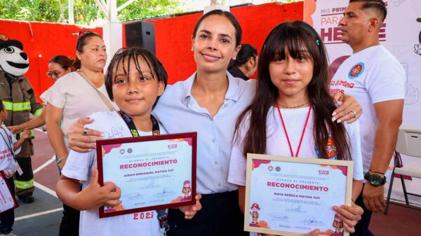 Felicita Ana Paty peralta a niñas y niños en clausura de curso de verano de bomberos