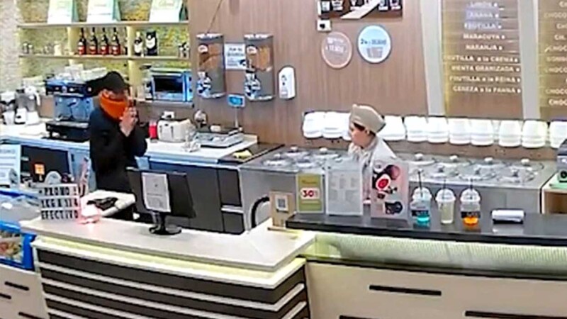 Ladrón educado pide perdón mientras asalta heladería