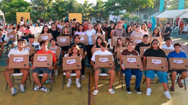 Atenea Gómez Ricalde inicia entrega de computadoras a jóvenes estudiantes de bachillerato y universidad en Isla Mujeres