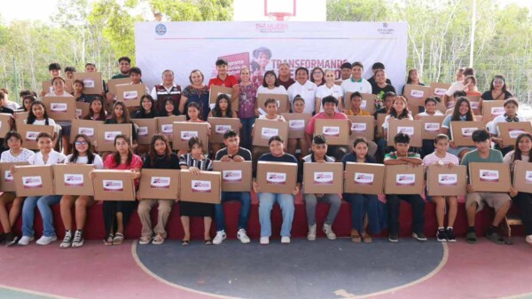 Atenea Gómez Ricalde fortalece la educación en Ciudad Mujeres con entrega de computadoras del programa Transformando la Educación