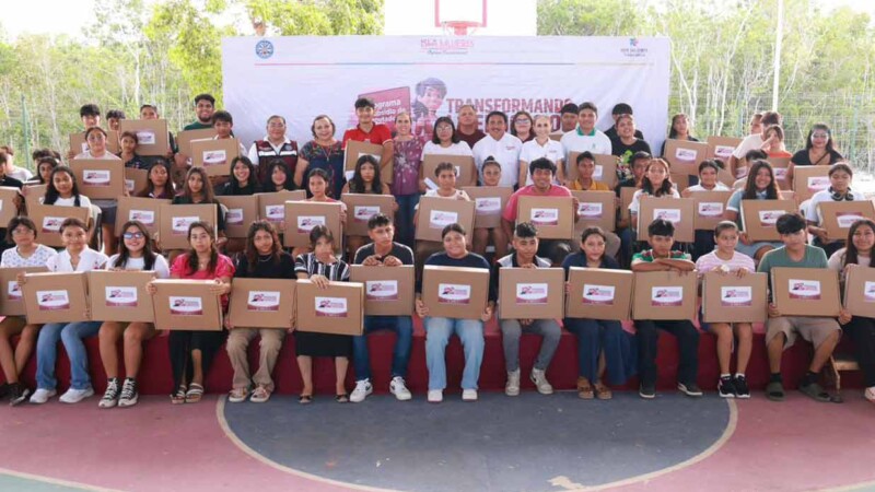 Atenea Gómez Ricalde fortalece la educación en Ciudad Mujeres con entrega de computadoras del programa Transformando la Educación
