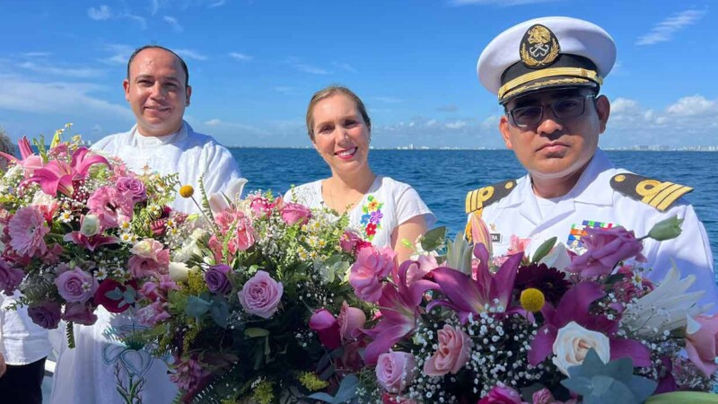 Atenea Gómez Ricalde participa en procesión marítima y ofrenda floral en honor a la Cruz de la Bahía