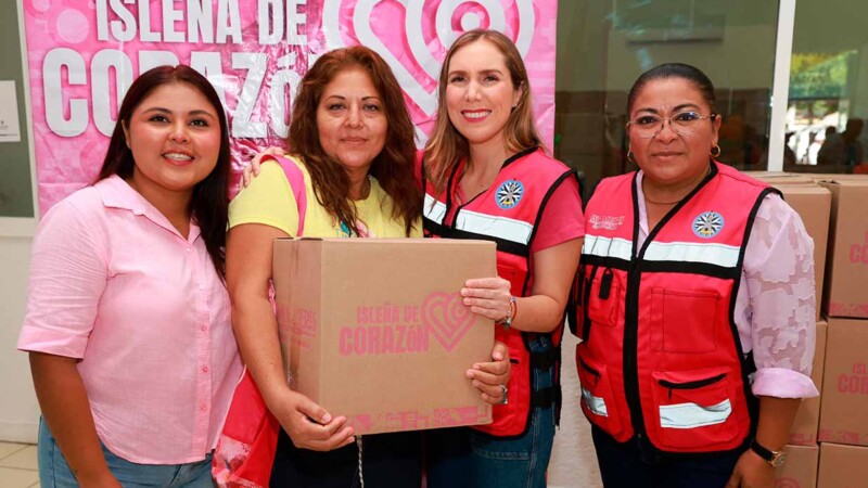 Atenea Gómez Ricalde entrega apoyos alimentarios del Programa “Isleña de Corazón” en Zona Continental