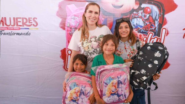 Gobierno de Isla Mujeres entrega 5 mil mochilas y 200 computadoras a estudiantes como parte del programa “Transformando la Educación”