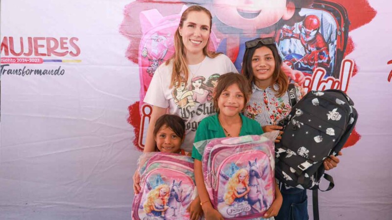 Gobierno de Isla Mujeres entrega 5 mil mochilas y 200 computadoras a estudiantes como parte del programa “Transformando la Educación”