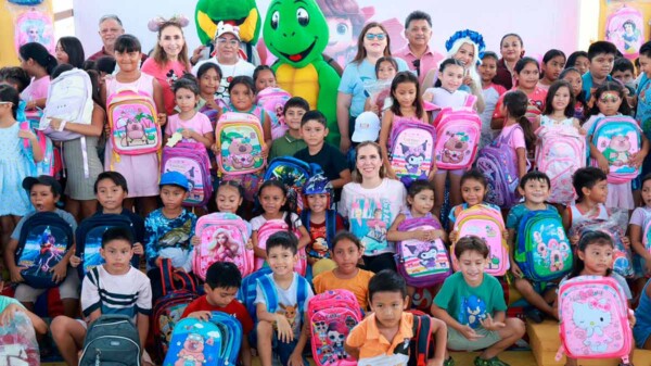 Atenea Gómez Ricalde entrega inicia la entrega de mochilas a niñas y niños de Isla Mujeres