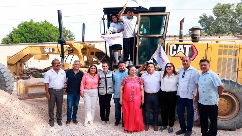 Atenea Gómez Ricalde inicia obra de pavimentación en el acceso al Colegio de Bachilleres de Ciudad Mujeres