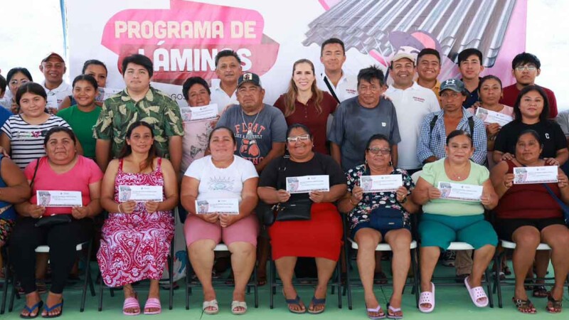 Atenea Gómez Ricalde entrega láminas a familias de Isla Mujeres para reforzar sus viviendas ante la temporada de huracanes