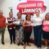 Gobierno de Isla Mujeres entrega láminas para fortalecer hogares de familias vulnerables en Ciudad Mujeres