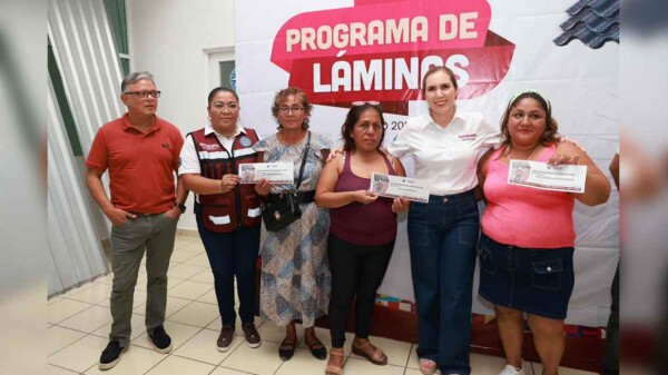 Gobierno de Isla Mujeres entrega láminas para fortalecer hogares de familias vulnerables en Ciudad Mujeres