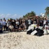 Realizan jornada de limpieza de microplásticos en playas de Puerto Morelos